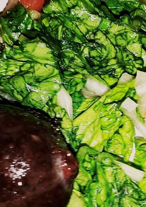 Una foto de Morcilla con ensalada criolla