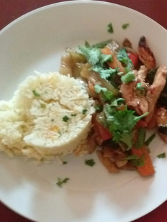 Una foto de Wok de verduras y pollo salteados con salsa de soja y arroz