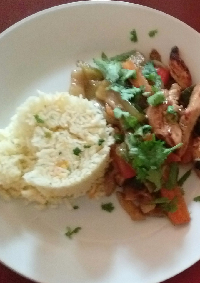 Una foto de Wok de verduras y pollo salteados con salsa de soja y arroz