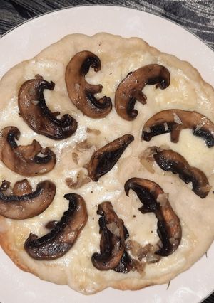 Una foto de Pizza bianca con hongos salteados