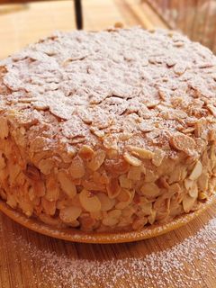 Una foto de Tarta "estilo Sara" con crema de praliné de avellana (sin gluten)