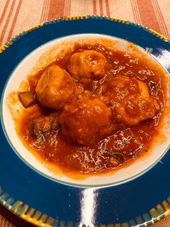 Una foto de Albóndigas de merluza y bacalao con tomate y calabacín