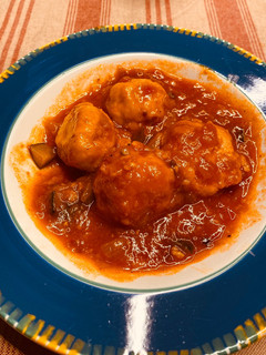 Una foto de Albóndigas de merluza y bacalao con tomate y calabacín