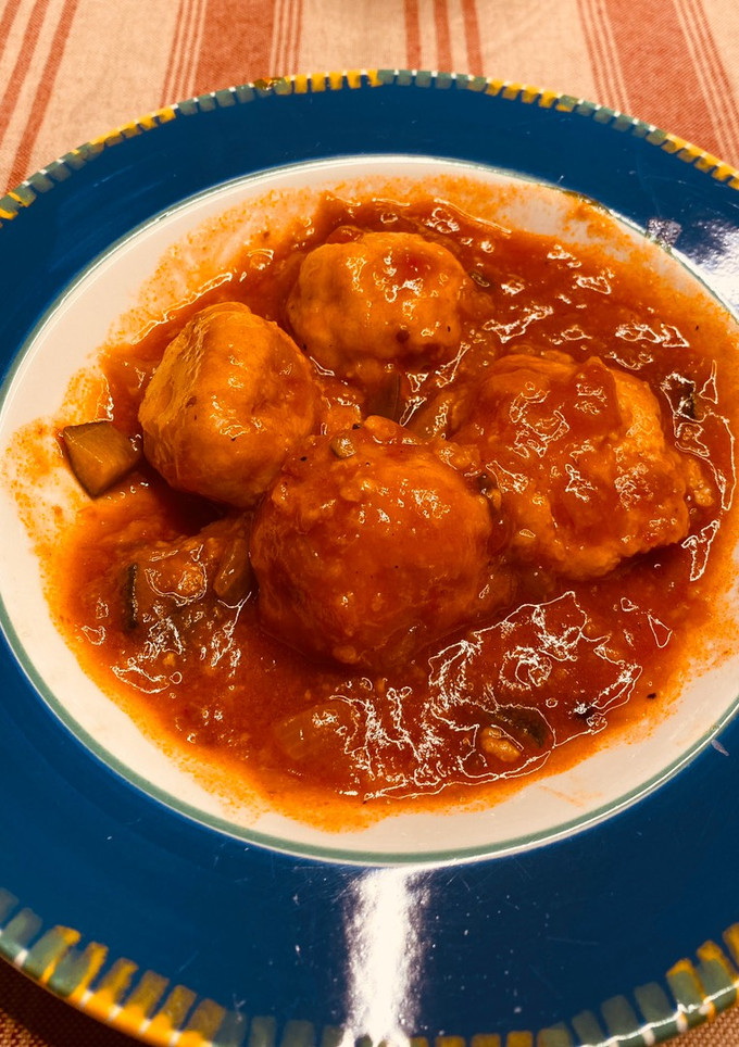 Una foto de Albóndigas de merluza y bacalao con tomate y calabacín