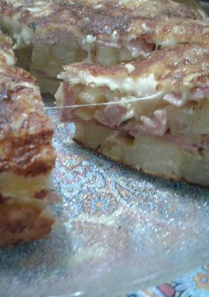 Una foto de Tortilla de papa rellena de jamón y queso