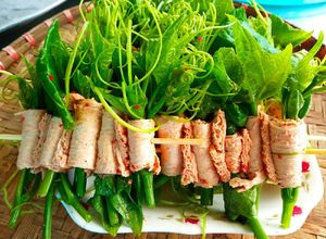 Hình của món Sườn non chay cuốn đọt su.