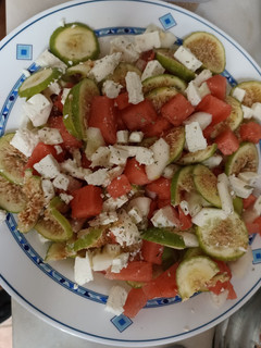 Una foto de Ensalada de higos, sandía y pepino