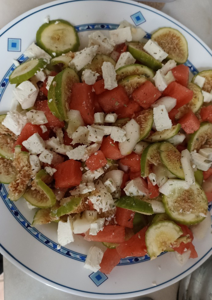 Una foto de Ensalada de higos, sandía y pepino