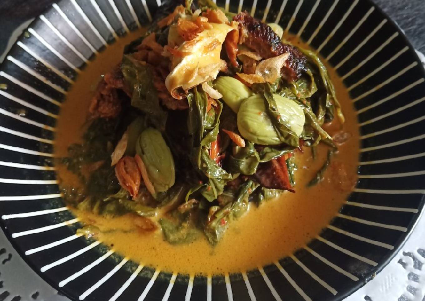 Gulai Daun Singkong campur Ikan Asap (ikan salai) dan Petai