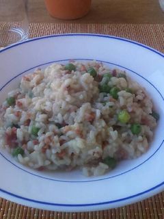 Una foto de Arroz con taquitos de jamón serrano y guisantes