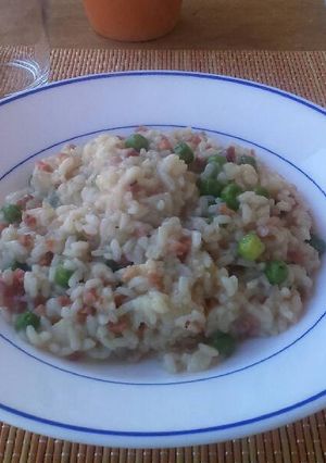 Foto principal de Arroz con taquitos de jamón serrano y guisantes