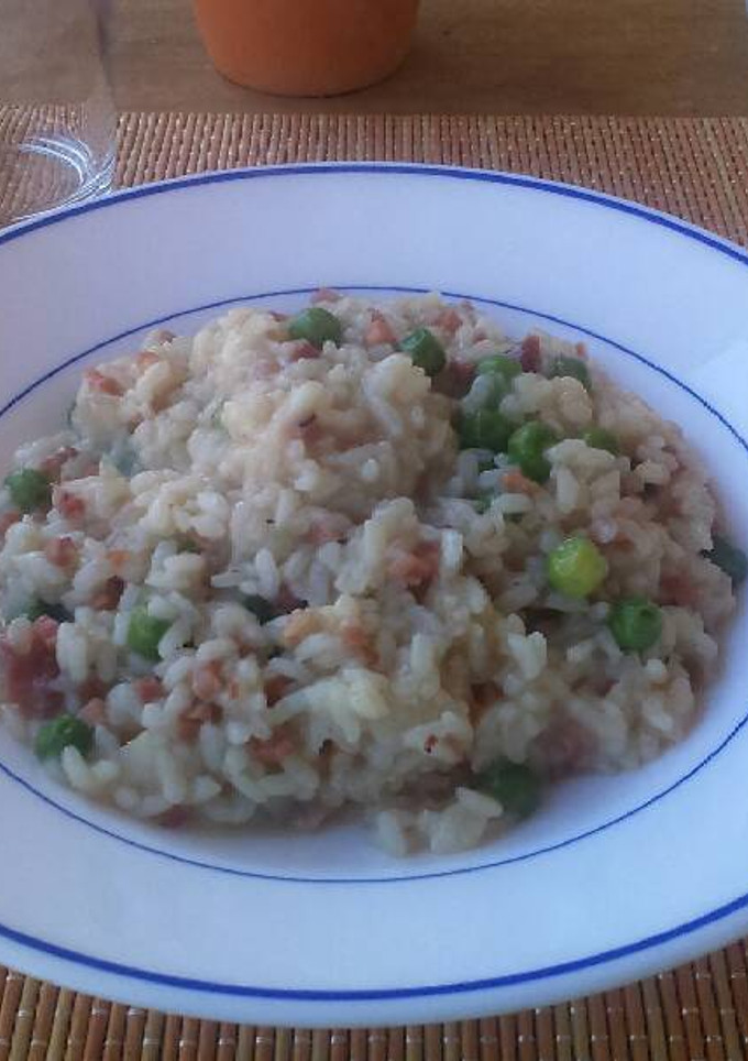 Una foto de Arroz con taquitos de jamón serrano y guisantes
