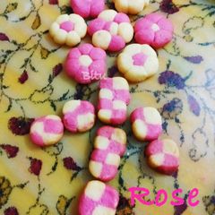 A picture of Rose Cookies.