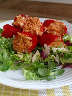 Una foto de Pimientos de piquillo rellenos de atún y huevo