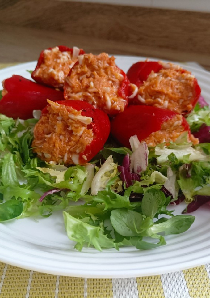 Una foto de Pimientos de piquillo rellenos de atún y huevo