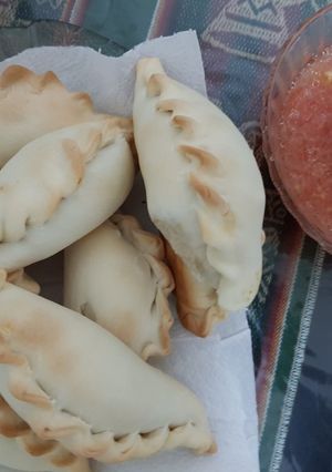 Una foto de Empanadas Salteñas de Pollo (Al horno) con chimi