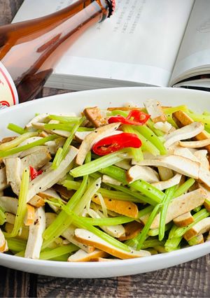 芹菜豆干 / 家常菜 的食譜成品照片