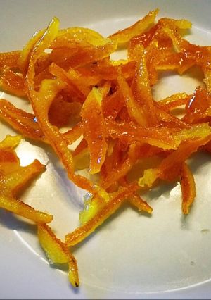 Una foto de Cáscaras de naranja glaseadas en 4 minutos en microondas!