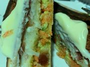 Una foto de sandwich de jamón serrano