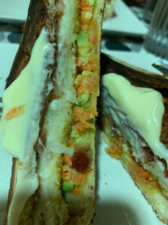 Una foto de Sándwich club serranito🍖🍖🍞
