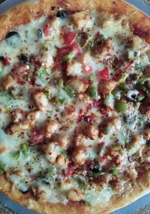 A picture of Chicken tikka pizza.