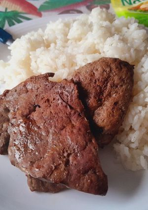 Una foto de Hígado a la plancha con arroz🍚