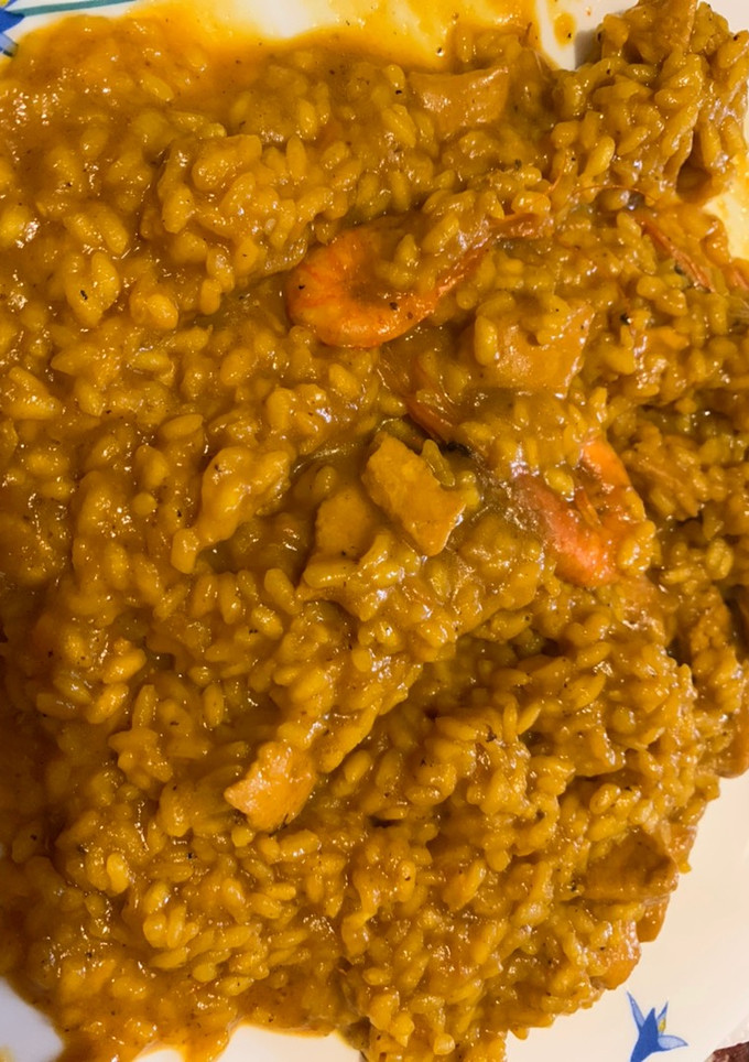 Una foto de Arroz con pollo y gambas