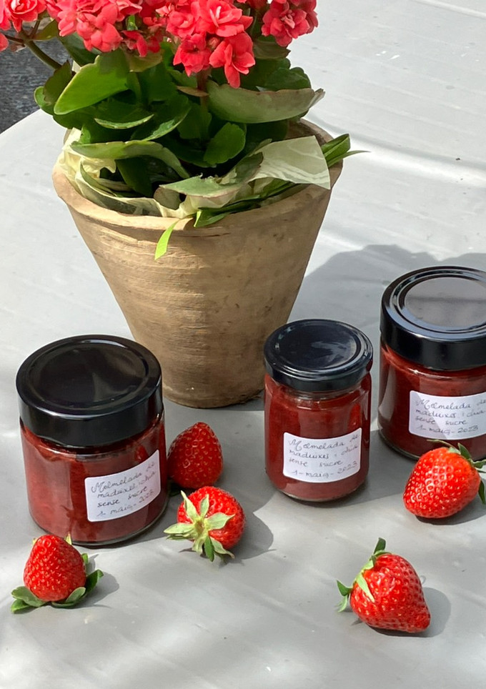 Una foto de Mermelada de fresas con chía y canela, sin azúcar