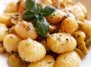 Foto principal de Gnocchi con aceitunas rellenas en salsa de limón y anchoas