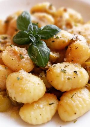Foto principal de Gnocchi con aceitunas rellenas en salsa de limón y anchoas