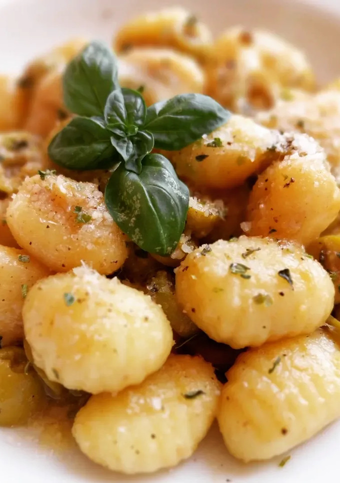 Una foto de Gnocchi con aceitunas rellenas en salsa de limón y anchoas