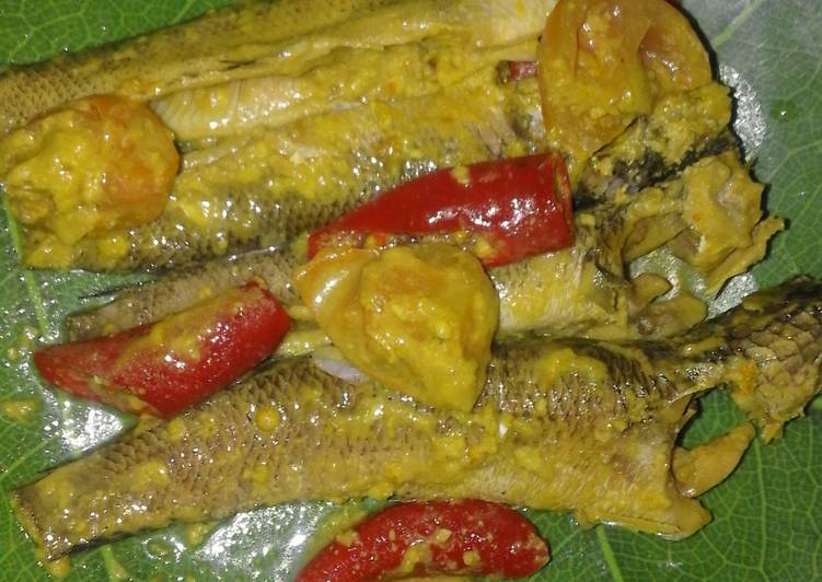 Kulacingan Tuup Basambal (Anak ikan gabus sambal ungkep)