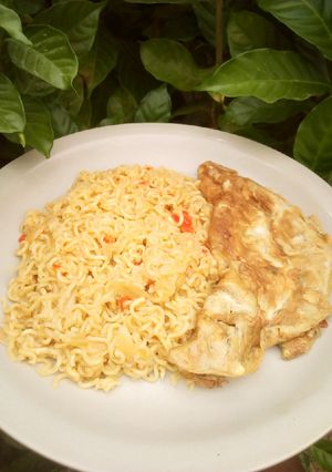 A picture of Indomie and egg.