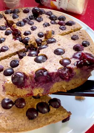 Una foto de Pastel de coco y arándanos en sartén