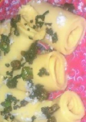 A picture of Khandvi.