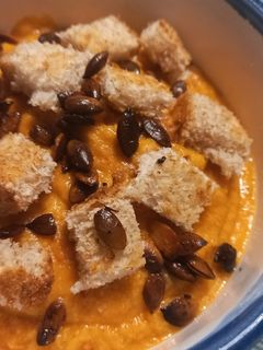 Una foto de Sopa crema de zapallo, garbanzos y choclo vegana