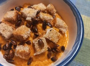Una foto de Sopa crema de zapallo, garbanzos y choclo vegana