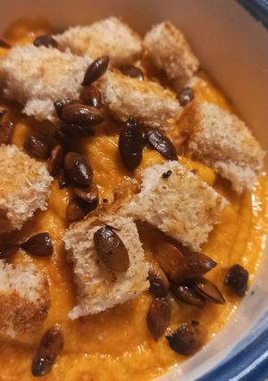 Una foto de Sopa crema de zapallo, garbanzos y choclo vegana