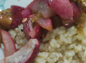 Una foto de Arroz vegano con rabanitos asados