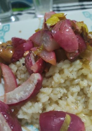 Una foto de Arroz vegano con rabanitos asados