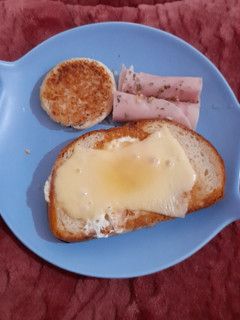 Una foto de Pan tostado con huevo y queso🍳🧀