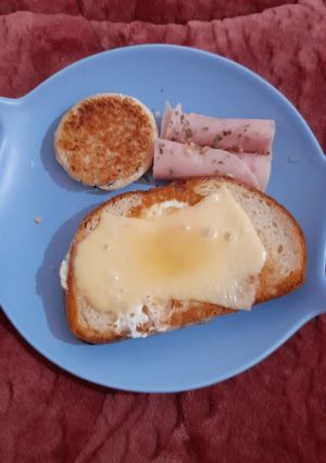 Una foto de Pan tostado con huevo y queso🍳🧀