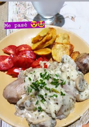 Una foto de Pollo al champiñón 🍗🍄🧅