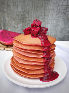 Foto resep Fluffy Dragon Fruit Pancake