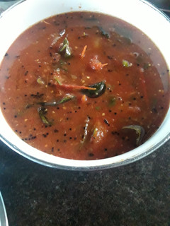 தக்காளி குழம்பு(tomato kuzhambu recipe in tamil) செய்முறை முக்கிய புகைப்படம்