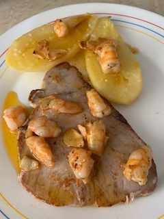 Una foto de Atún a la plancha con langostinos al ajillo