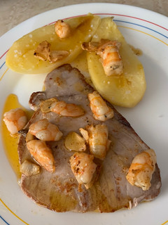 Una foto de Atún a la plancha con langostinos al ajillo