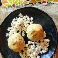 A picture of Allittu Unde (Popped Sorghum Flour Laddus).