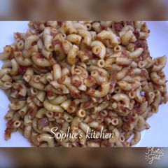 A picture of Macroni and corned beef.