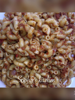 A picture of Macroni and corned beef.